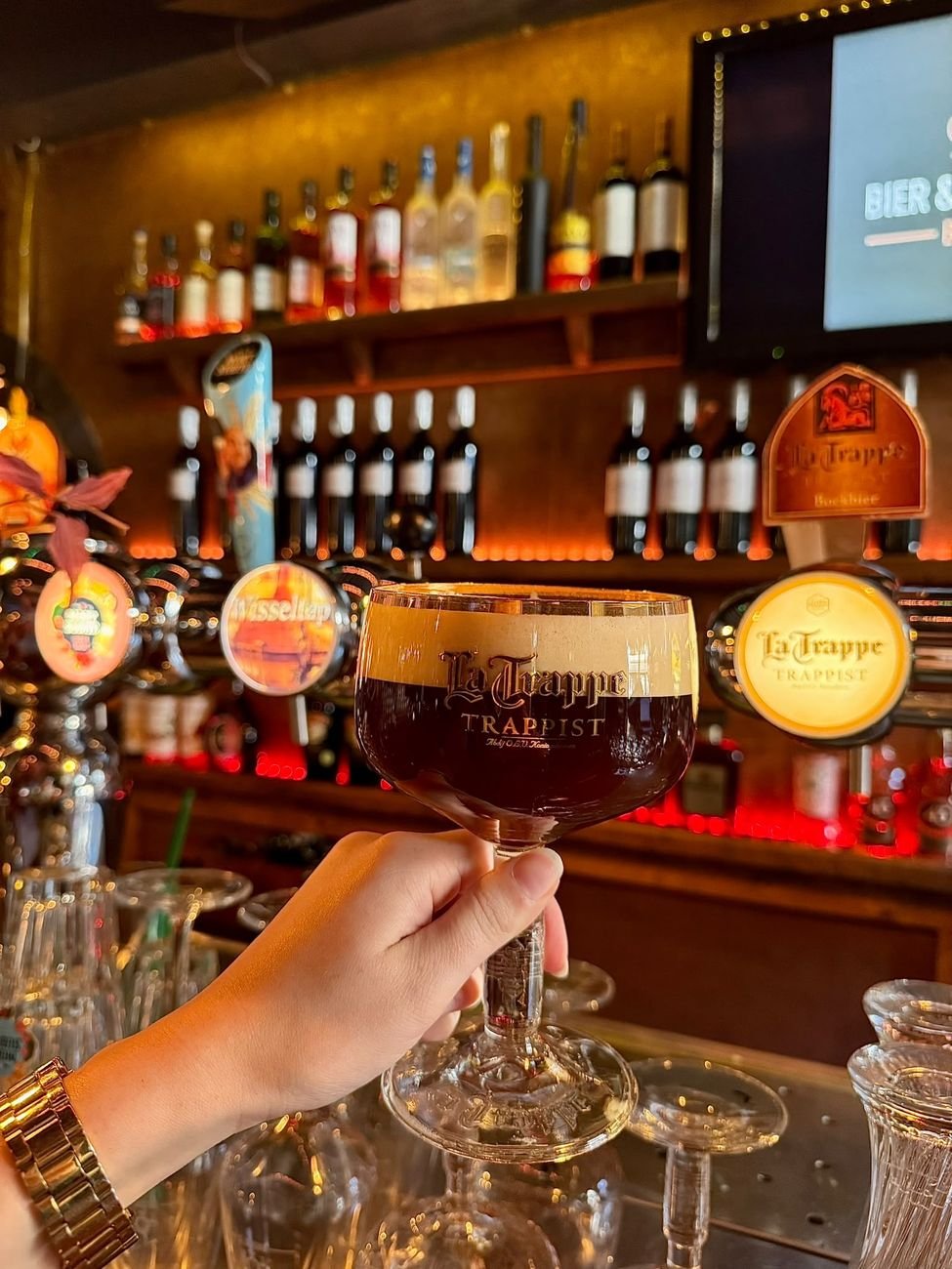 La Trappe-bier wordt aan de bar opgeheven