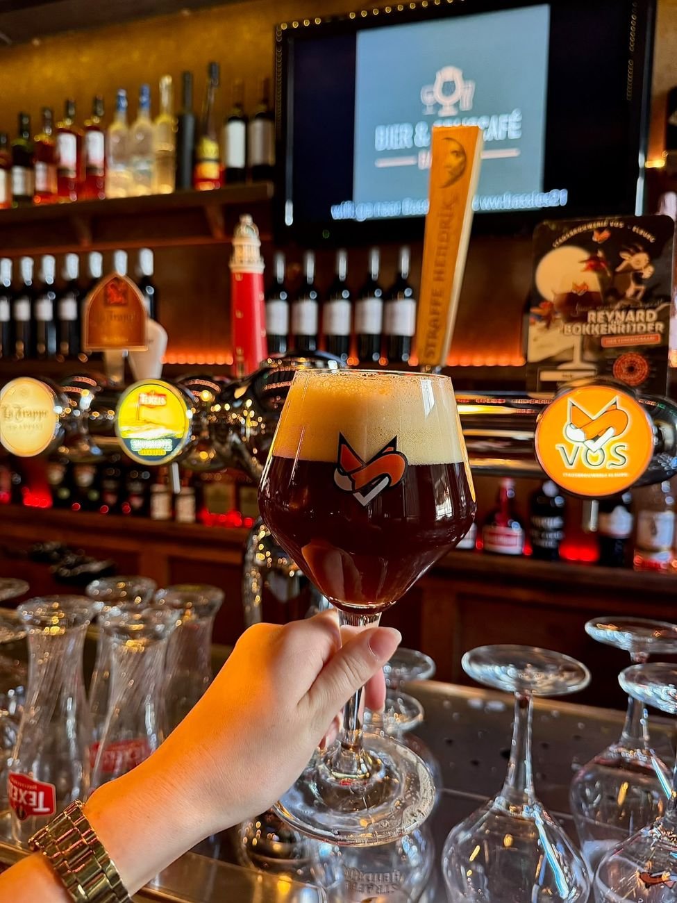 Speciaalbier van Vos aan de bar, met de tap op de achtergrond