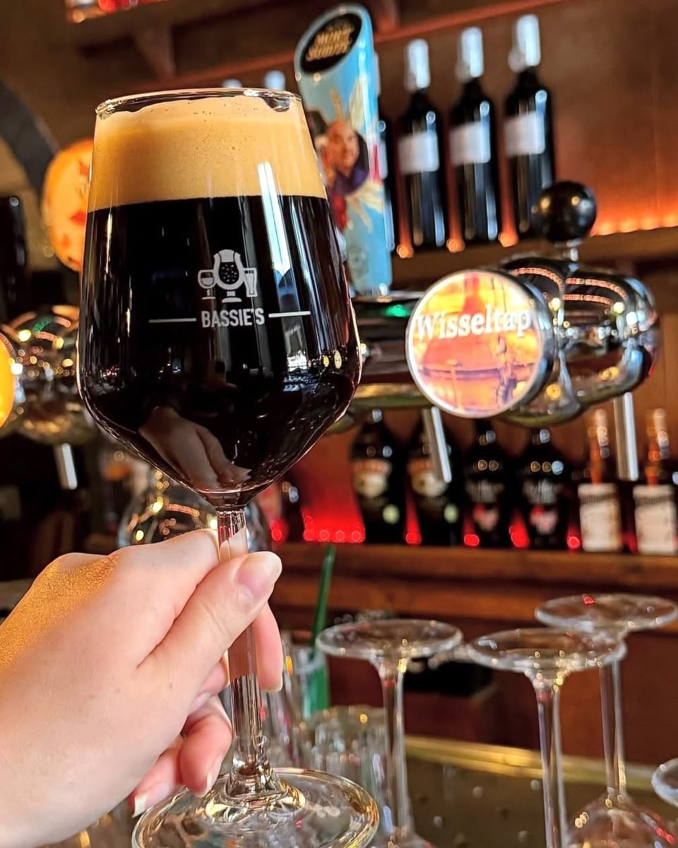 Donker bier in een Bassie's-glas aan de bar