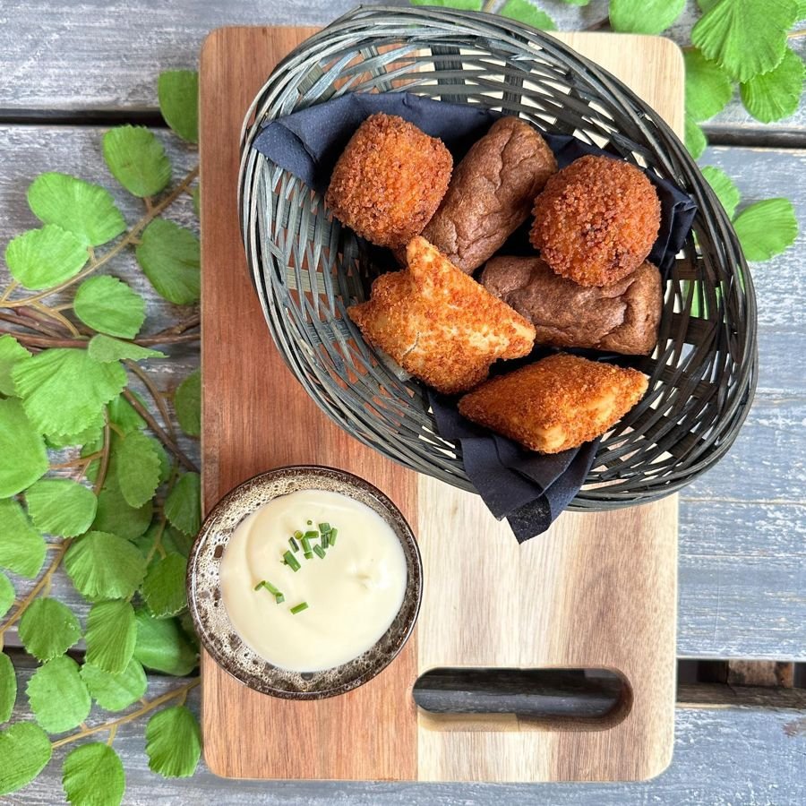 Mandje met bitterballen en kroketjes met mosterdsaus