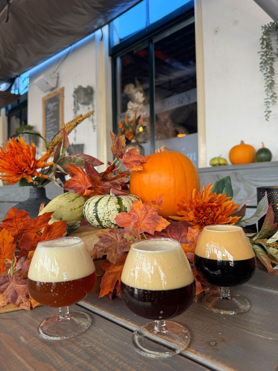 Bokbier op het terras tussen herfstdecoratie