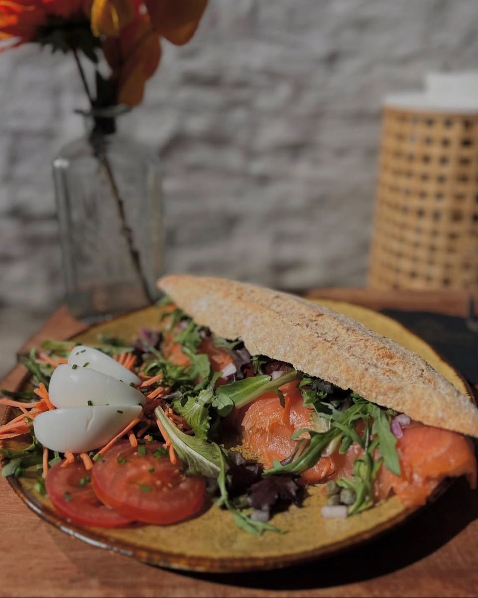 Broodje met zalm en verse salade