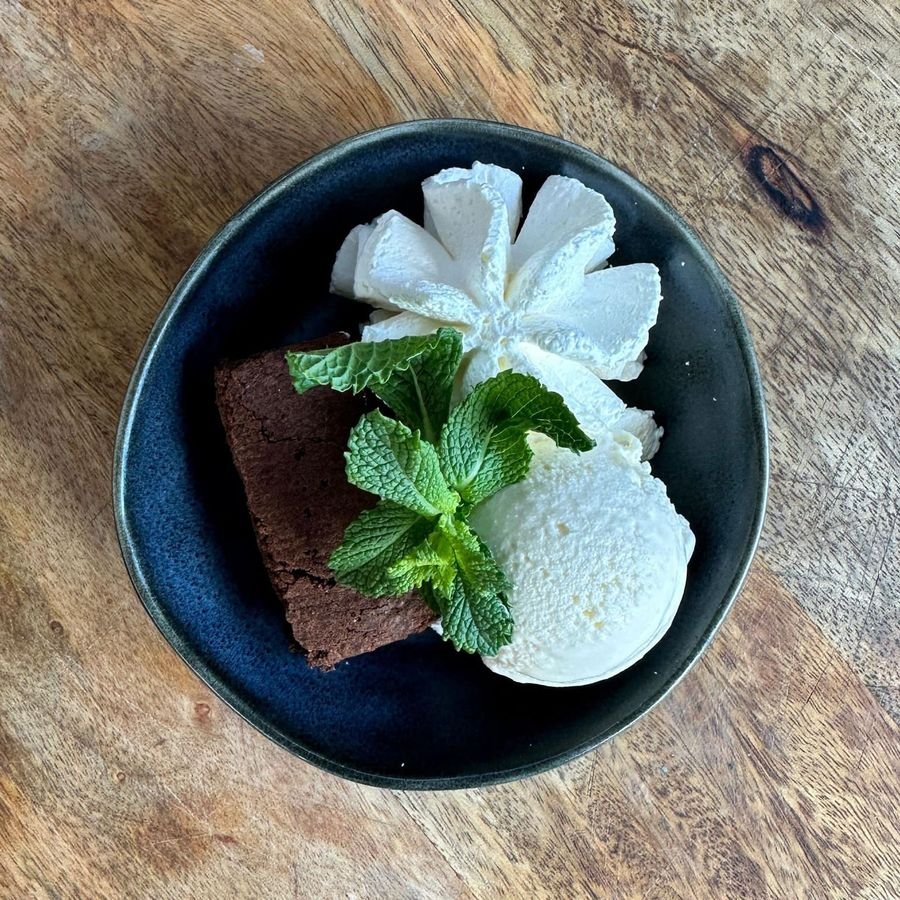 Brownie met ijs en munt