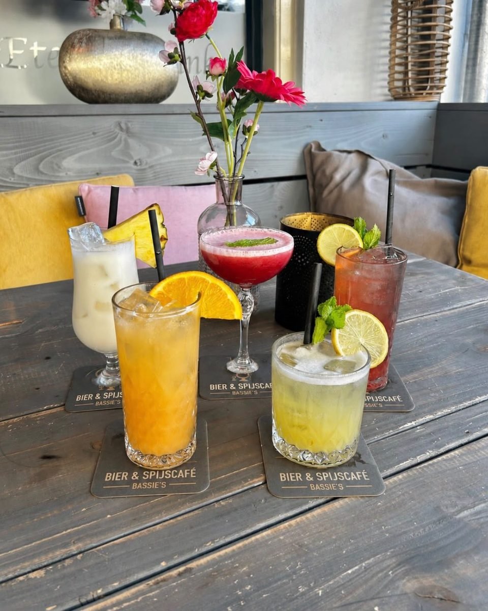 Kleurrijke cocktails op tafel