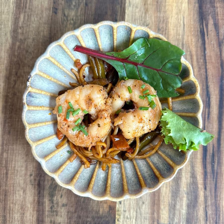 Gamba's in knoflook met noedels