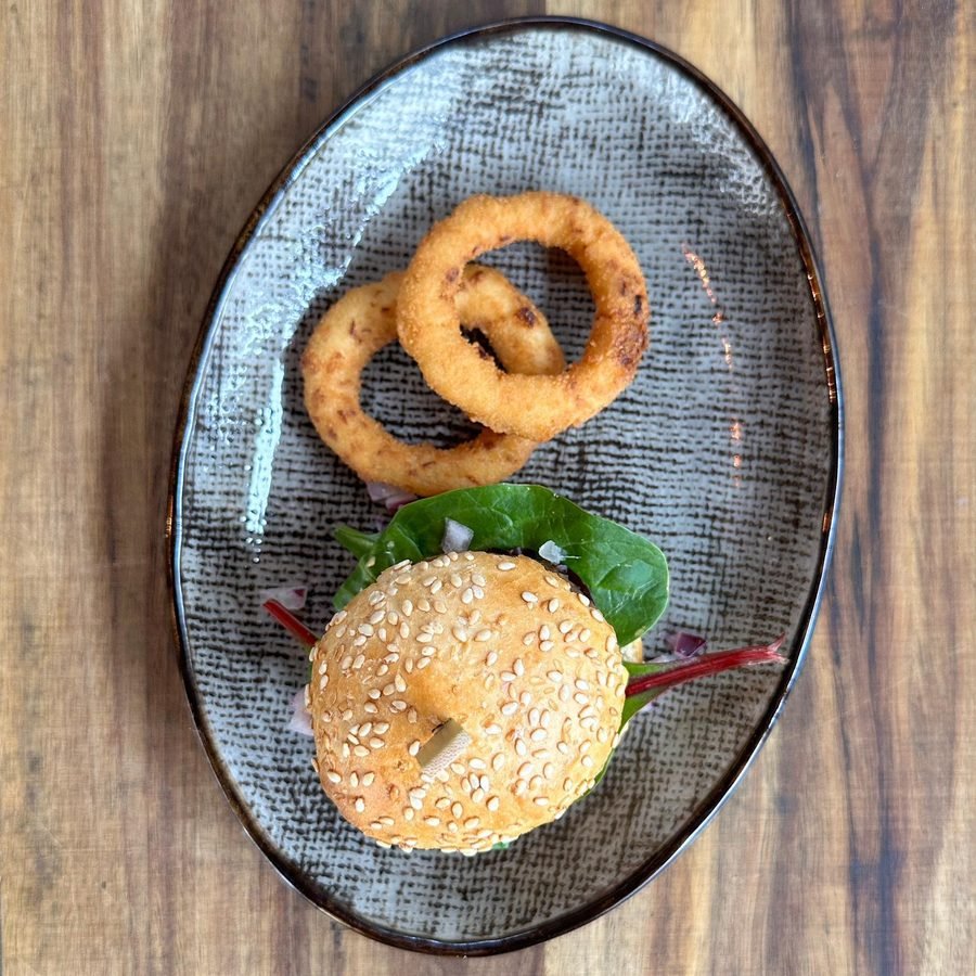 Mini hamburger met uienringen