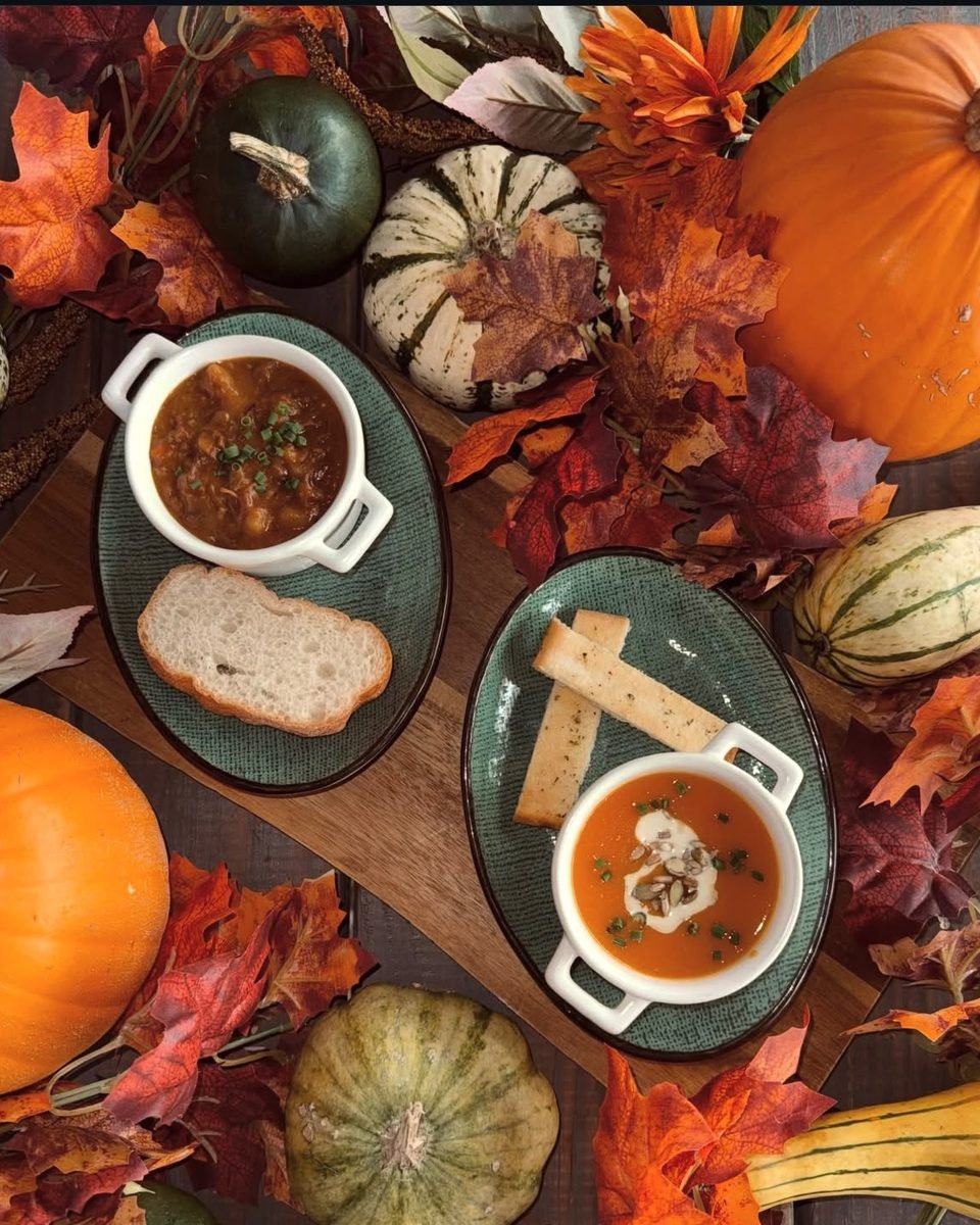 Soep met brood tussen herfstdecoratie