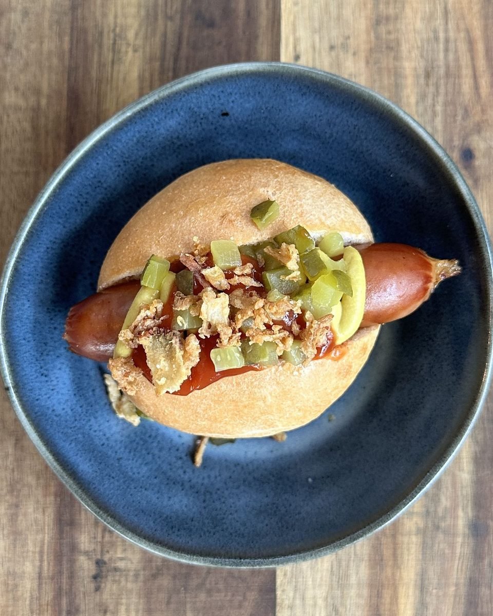 Hotdog met gebakken uitjes en augurk