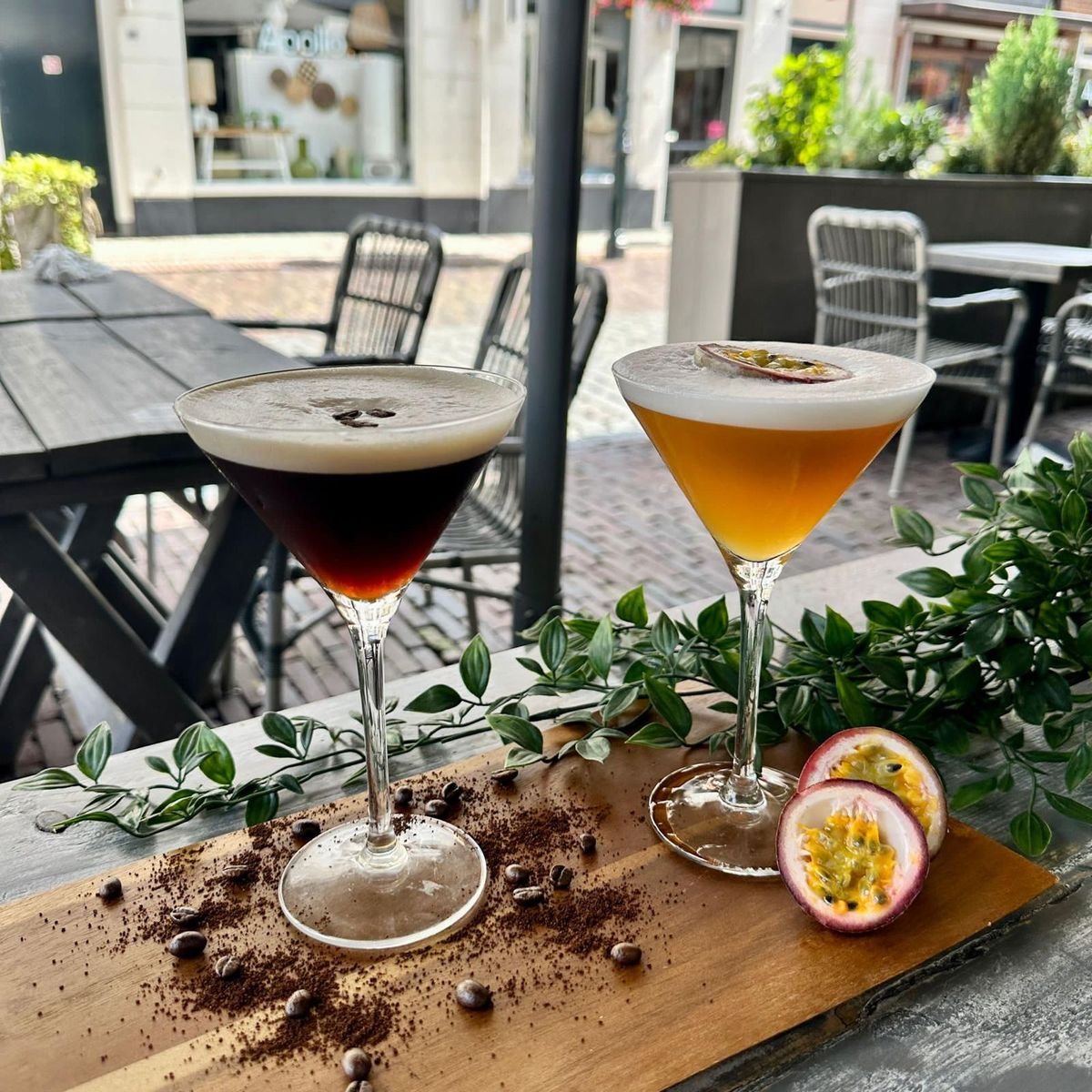 Espresso martini en pornstar martini op het terras