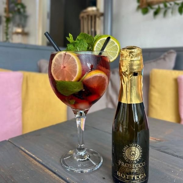 Sangria — bekijk op Instagram