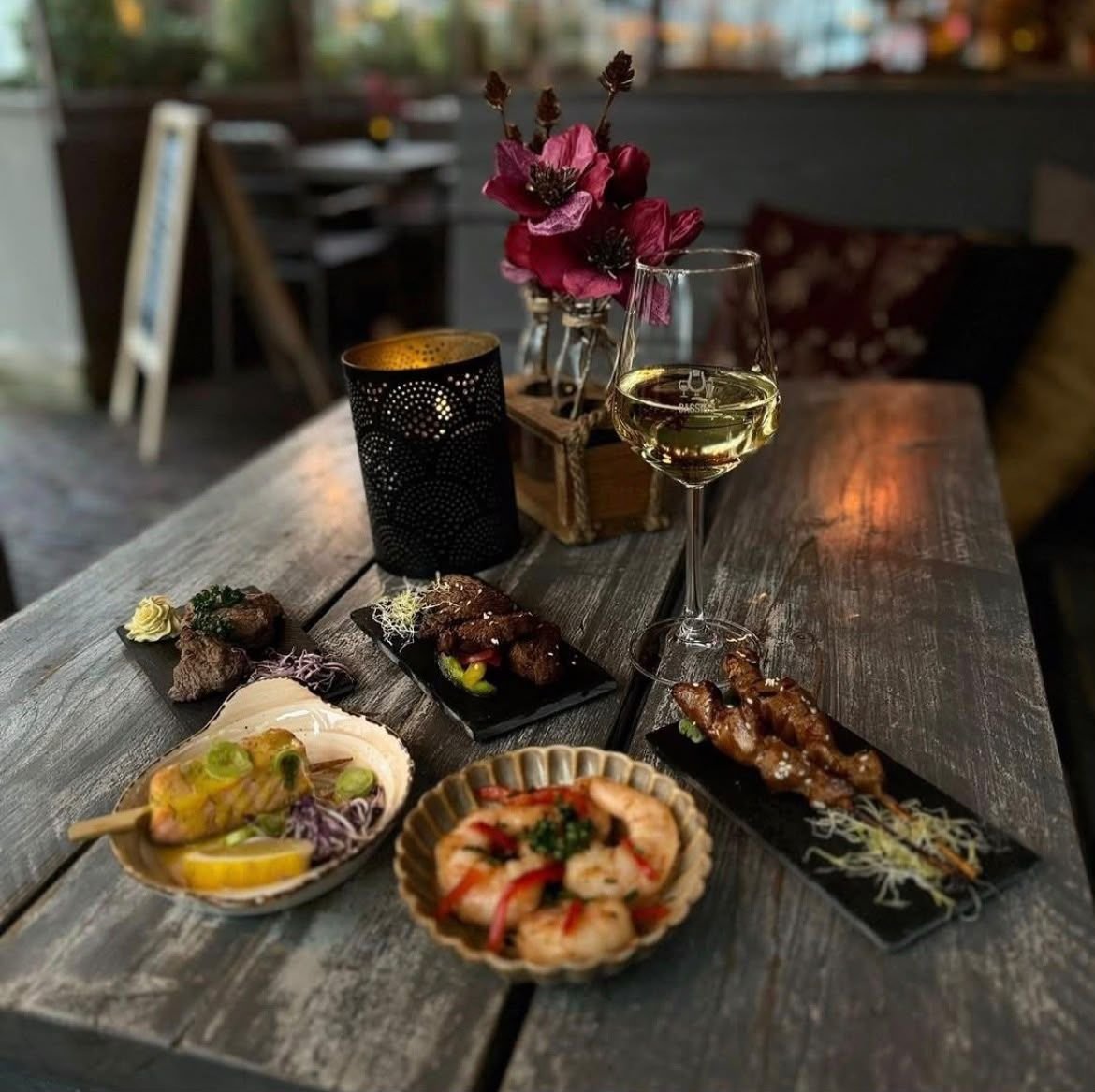 Tapas en een glas wijn bij kaarslicht