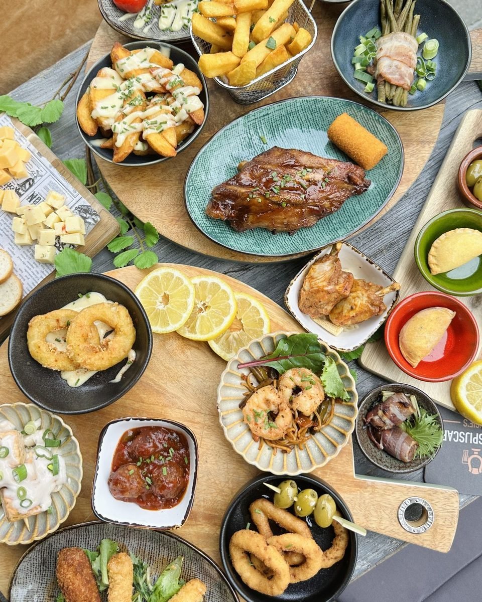 Diverse tapas op houten planken