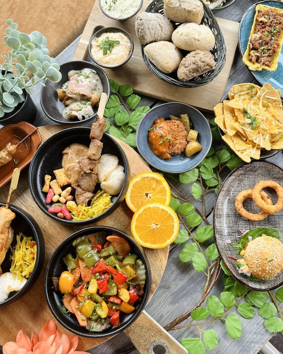 Tapas met nacho's, spiesjes en kipgerechten