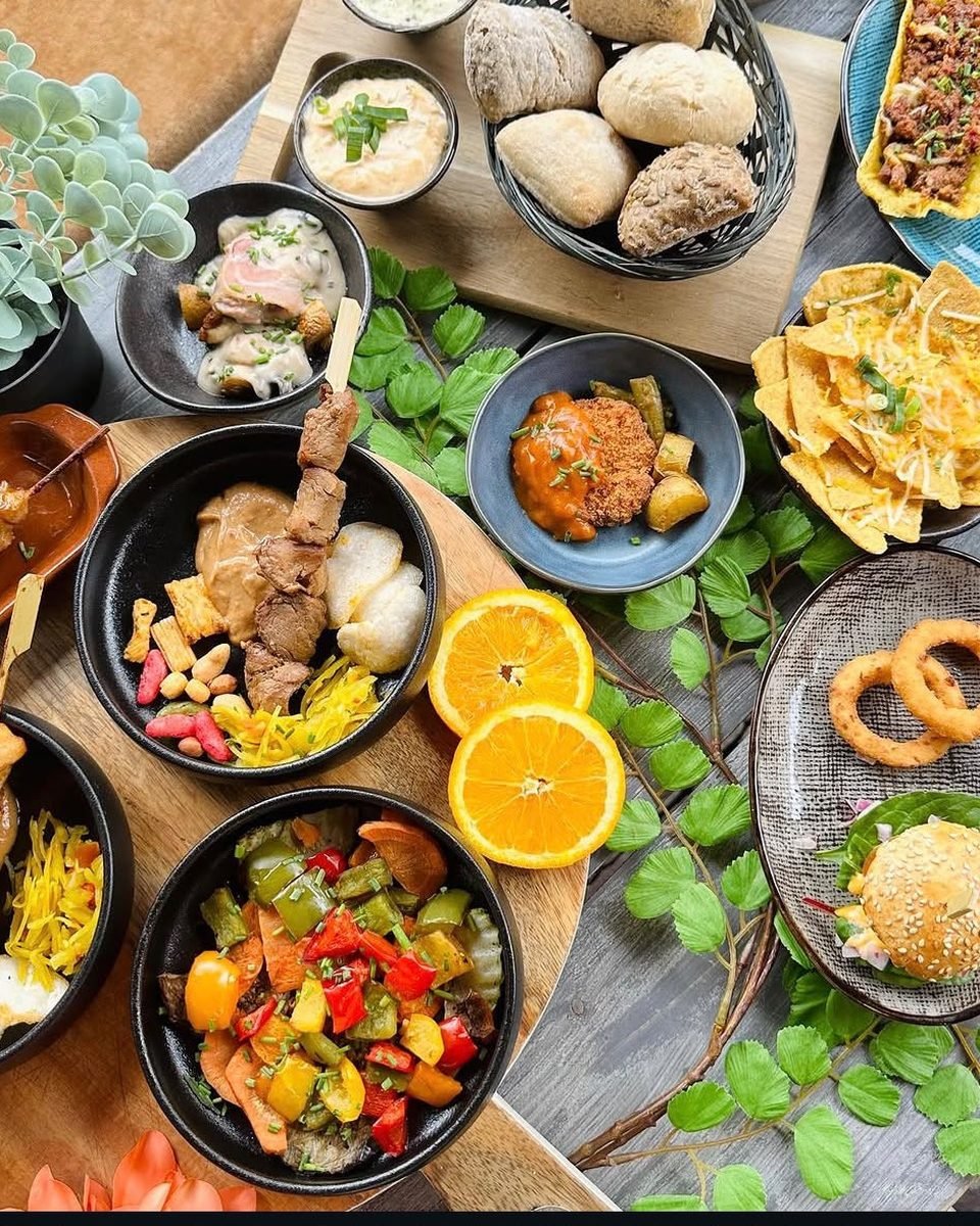 Tafel vol tapas met nacho's en spiesjes