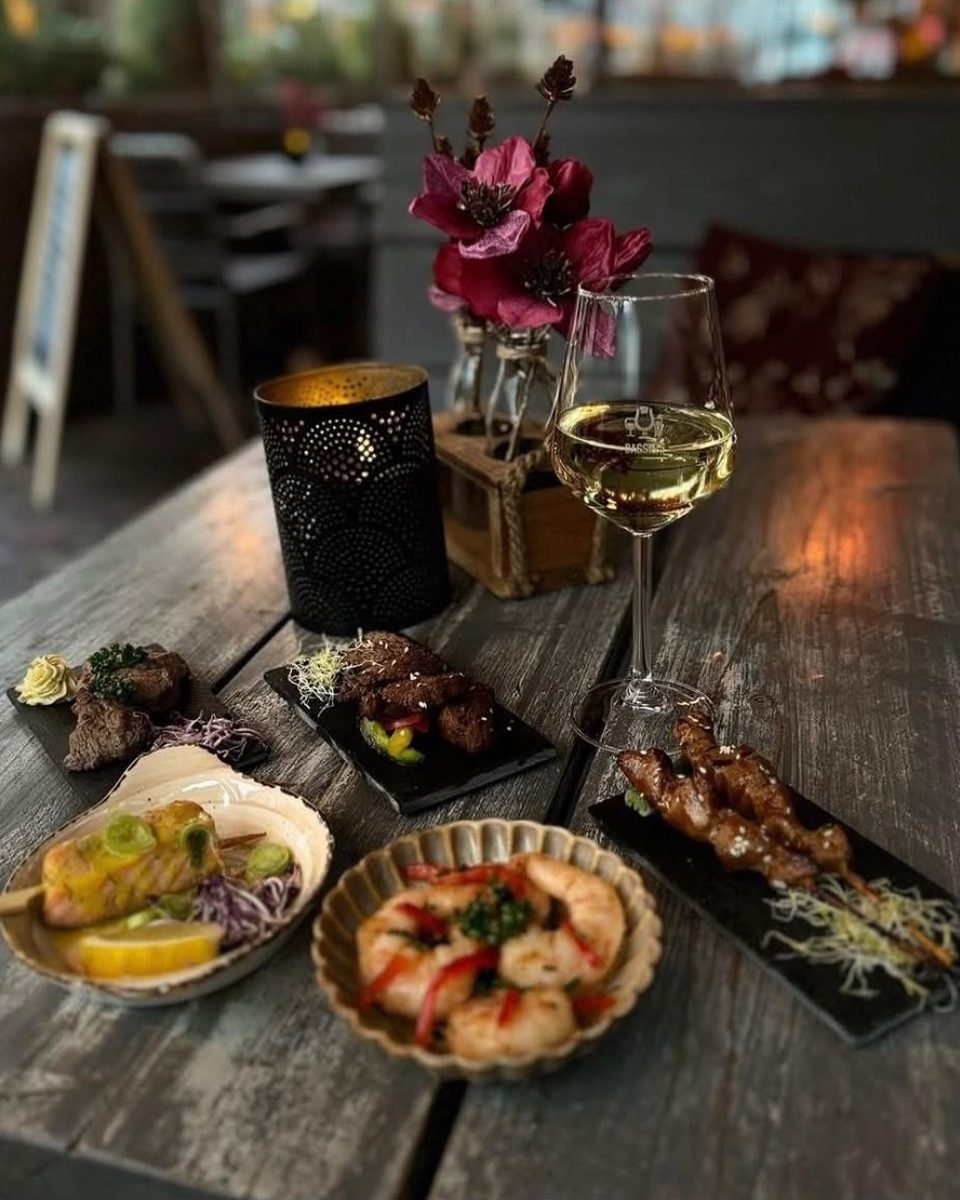 Tapas bij kaarslicht met een glas wijn
