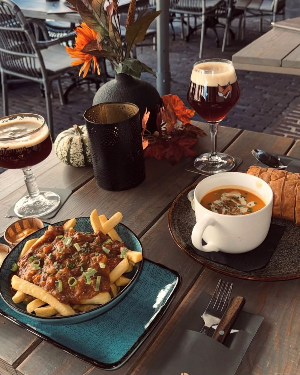 Bier, soep en friet op het terras