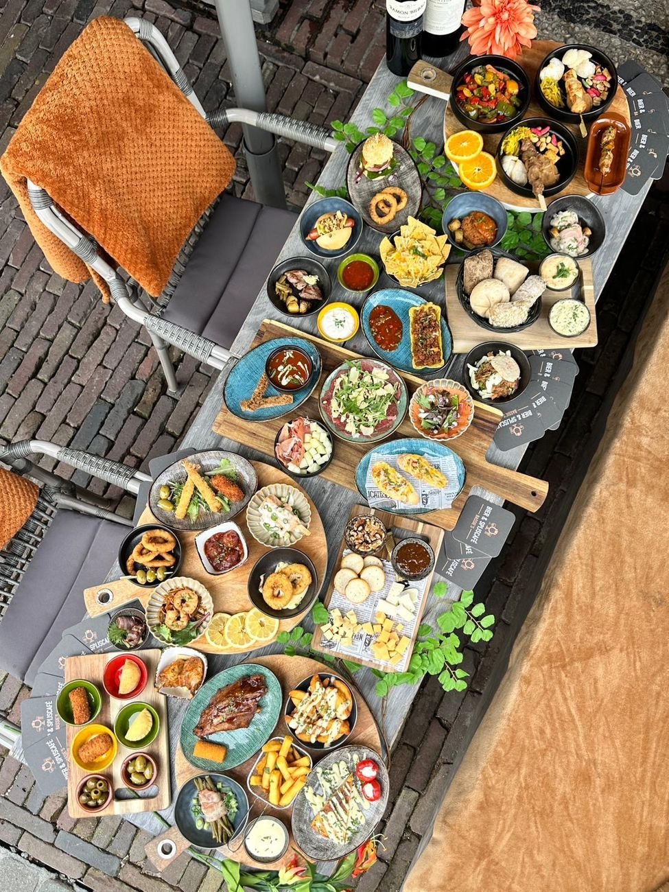 Lange tafel vol tapas op het terras