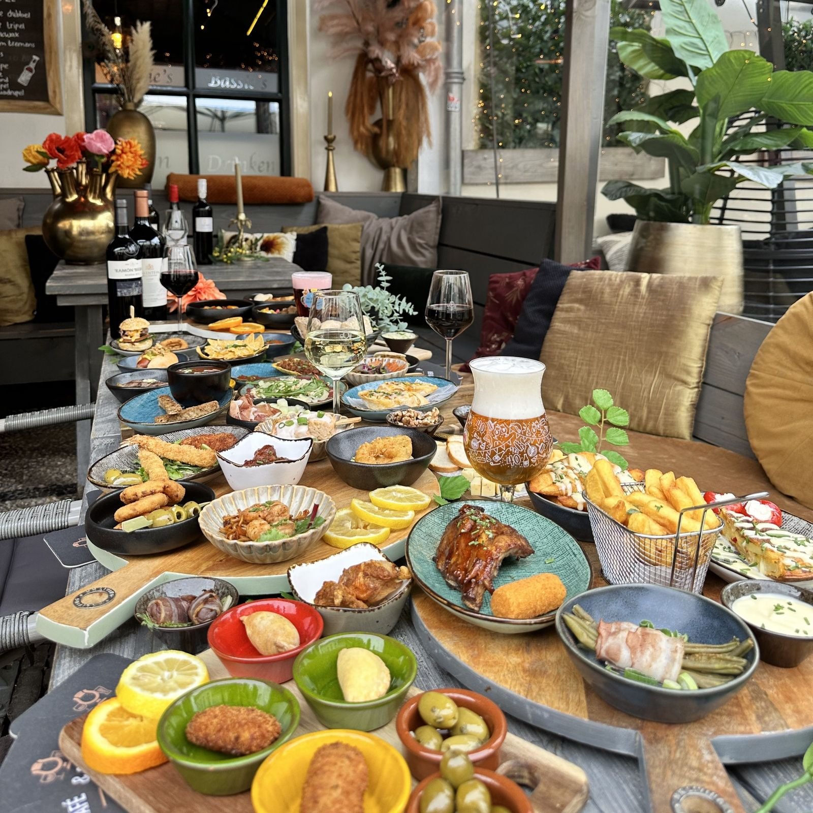 Lange tafel vol tapas en drankjes